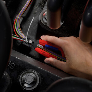 KNIPEX 78 61 150 V01 Slim Knips im Werkzeugholster Komfortabel transportieren, Schneiden auch in tiefen, engen Bauräumen schlagfestes Kunststoffgehäuse schwarz atramentiert 158 mm