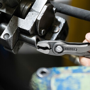 KNIPEX 82 02 150 TwinGrip Front- und Seitengreifzange mit Comfort-Griffen grau atramentiert 150 mm