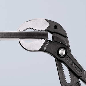 KNIPEX 87 01 560 Cobra® XXL Rohr- und Wasserpumpenzange mit rutschhemmendem Kunststoff überzogen grau atramentiert 560 mm