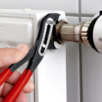 KNIPEX 88 02 250 T BK Alligator® Wasserpumpenzange mit schlanken Mehrkomponenten-Hüllen, mit integrierter Befestigungsöse zum Anbringen einer Absturzsicherung schwarz atramentiert 250 mm