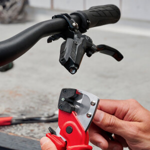 KNIPEX 90 10 185 Rohrschneider für Mehrschicht- und Pneumatikschläuche aus zähem, glasfaserverstärktem Kunststoff 185 mm