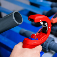 KNIPEX 90 23 02 BK DPT50 Rohrschneider für dickwandige Kunststoffrohre, auch kerngeschäumt Schneiden und Anfasen in einem Schritt 202 mm