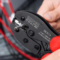 KNIPEX 97 52 42 6 PreciForce® Crimpzange für MC4®-/MC4® Evo 2-Steckverbinder mit rutschhemmenden Kunststoff-Hüllen brüniert 220 mm