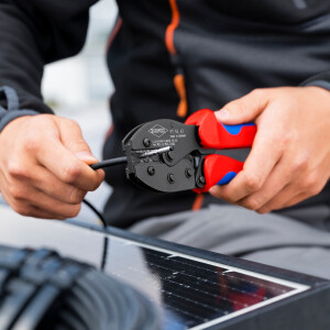 KNIPEX 97 52 42 SB PreciForce® Crimpzange für MC4®-/MC4® Evo 2-Steckverbinder mit rutschhemmenden Kunststoff-Hüllen brüniert 220 mm
